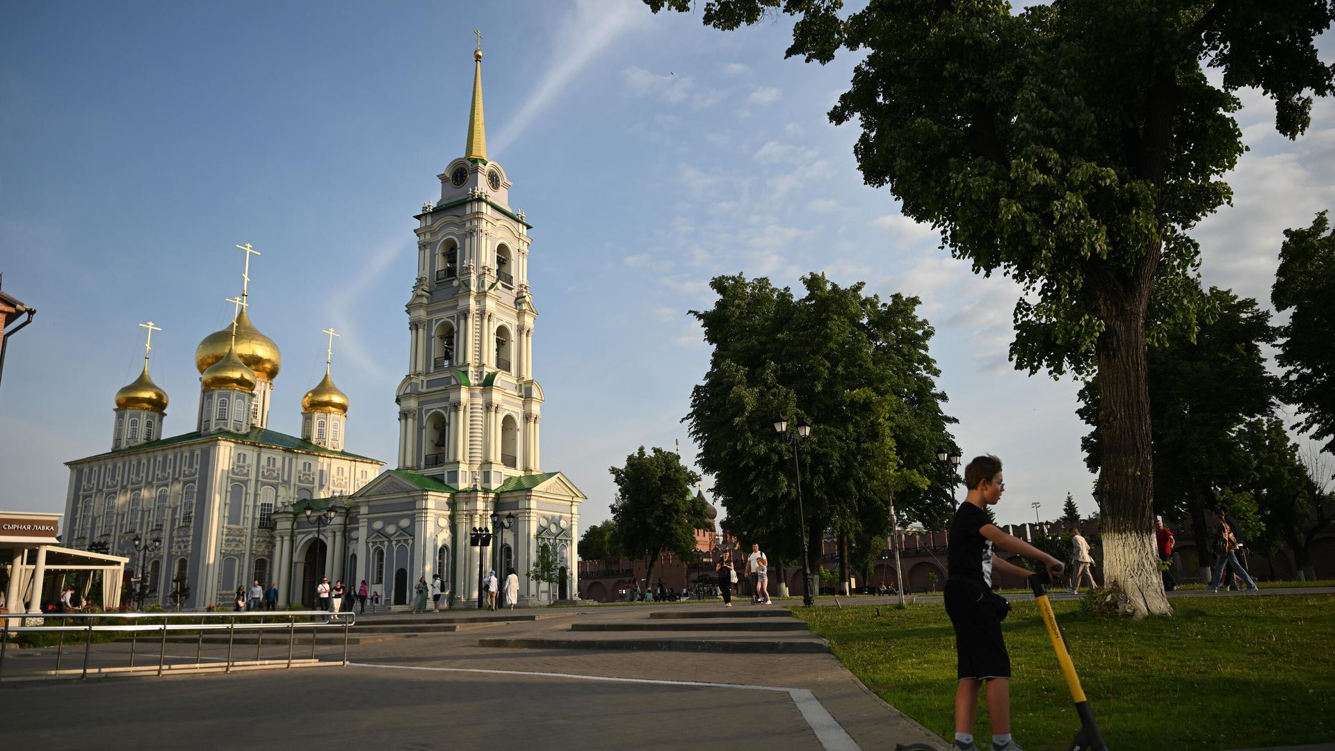 Молодой человек катается на самокате на территории Тульского Кремля. На заднем плане - Свято-Успенский собор и Соборная колокольня Молодой человек катается на самокате на территории Тульского Кремля. На заднем плане - Свято-Успенский собор и Соборная колокольня - РИА Новости, 1920, 16.07.2023