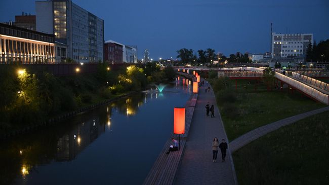 Прохожие прогуливаются по Казанской набережной в Туле Прохожие прогуливаются по Казанской набережной в Туле