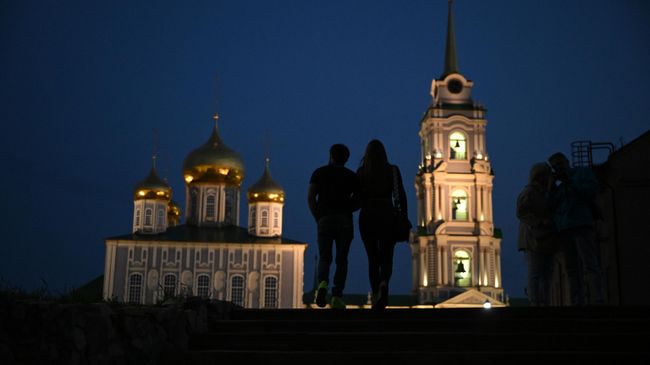 Прохожие гуляют по территории Тульского Кремля. На заднем плане - Свято-Успенский собор и Соборная колокольня Прохожие гуляют по территории Тульского Кремля. На заднем плане - Свято-Успенский собор и Соборная колокольня