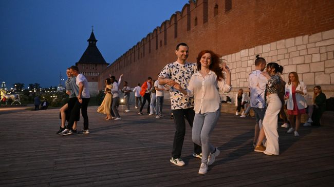 Молодые люди танцуют на Казанской набережной в Туле Молодые люди танцуют на Казанской набережной в Туле