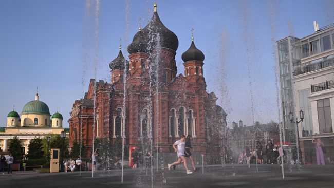 Поющий фонтан на площади Ленина в Туле. На заднем плане - Кафедральный собор Успения Пресвятой Богородицы Поющий фонтан на площади Ленина в Туле. На заднем плане - Кафедральный собор Успения Пресвятой Богородицы