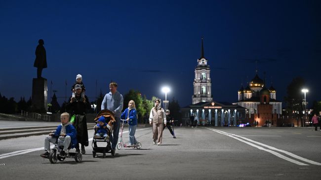 Прохожие гуляют на площади Ленина в центре Тулы Прохожие гуляют на площади Ленина в центре Тулы