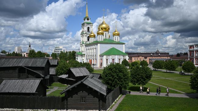 Свято-Успенский собор и Соборная колокольня на территории Тульского Кремля Свято-Успенский собор и Соборная колокольня на территории Тульского Кремля