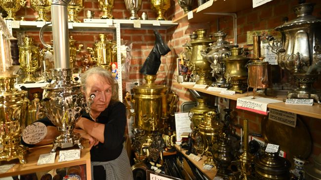 Продавец в сувенирном магазине, расположенном на территории Тульского Кремля Продавец в сувенирном магазине, расположенном на территории Тульского Кремля