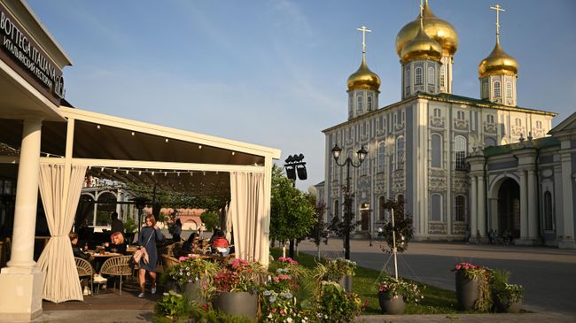 Посетители на летней веранде ресторана на территории Тульского Кремля. Справа - Свято-Успенский собор Посетители на летней веранде ресторана на территории Тульского Кремля. Справа - Свято-Успенский собор