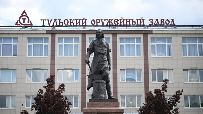 Памятник Петру Первому перед главным зданием Тульского оружейного завода Памятник Петру Первому перед главным зданием Тульского оружейного завода
