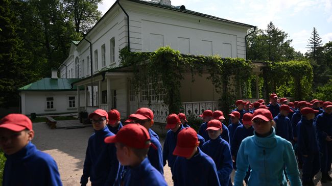Учащиеся на территории музея-заповедника Ясная Поляна Учащиеся на территории музея-заповедника Ясная Поляна