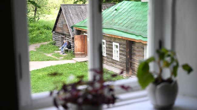 Вид на хозяйственные постройки из окна дома семьи Толстых в Ясной Поляне Вид на хозяйственные постройки из окна дома семьи Толстых в Ясной Поляне