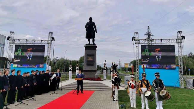 Памятник российскому поэту Державину открыли в Великом Новгороде Памятник российскому поэту Державину открыли в Великом Новгороде