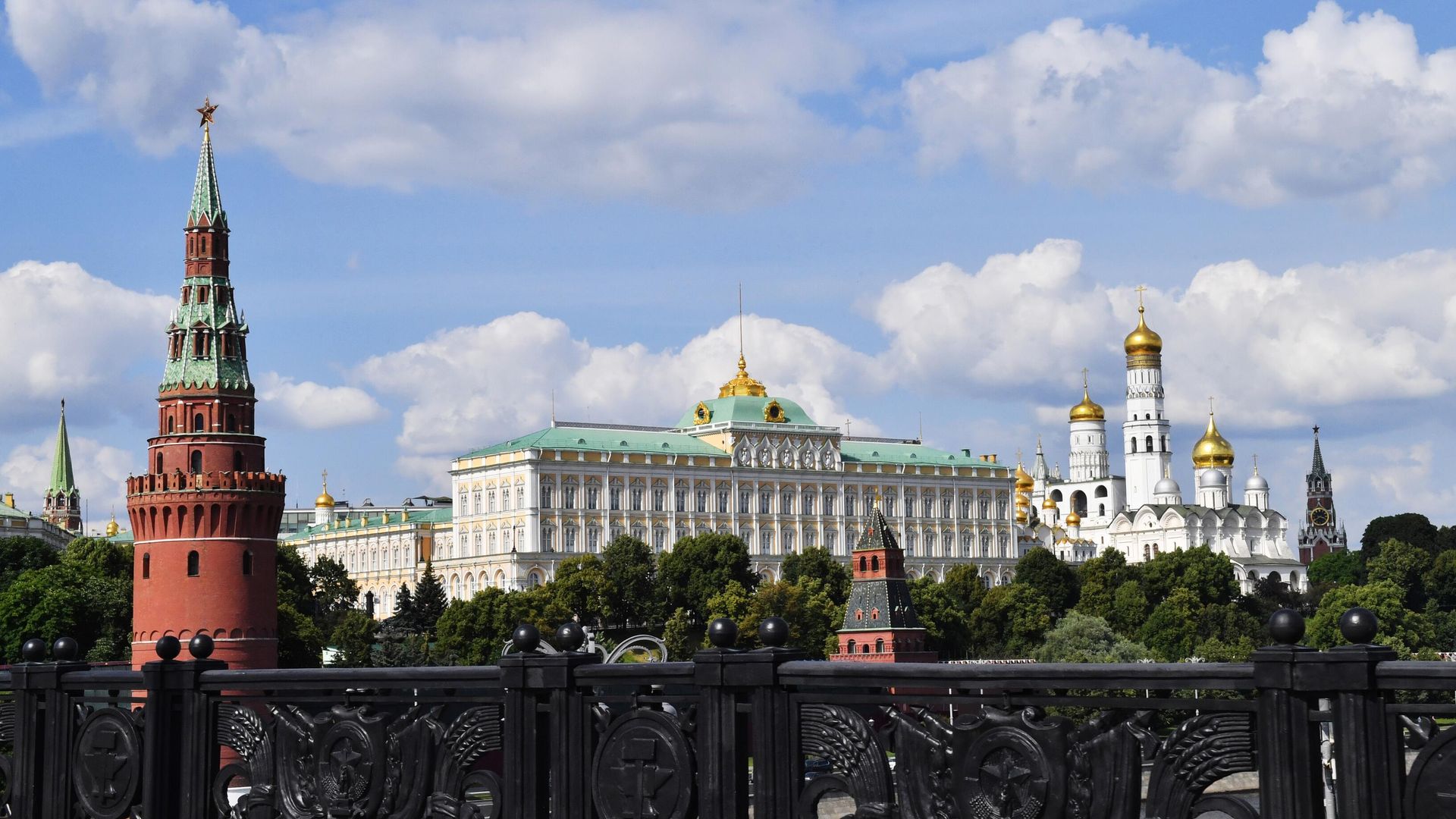 Большой Кремлевский дворец и колокольня Ивана Великого на территории Московского Кремля - РИА Новости, 1920, 15.08.2023