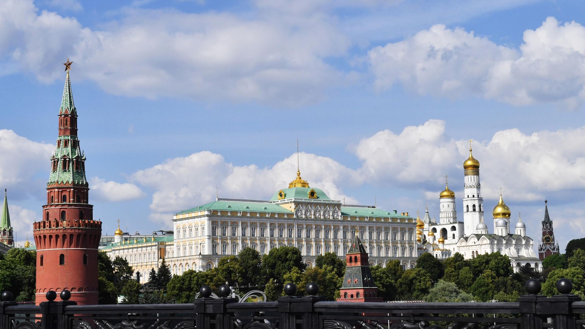 Большой Кремлевский дворец и колокольня Ивана Великого на территории Московского Кремля Большой Кремлевский дворец и колокольня Ивана Великого на территории Московского Кремля - РИА Новости, 1920, 15.08.2023