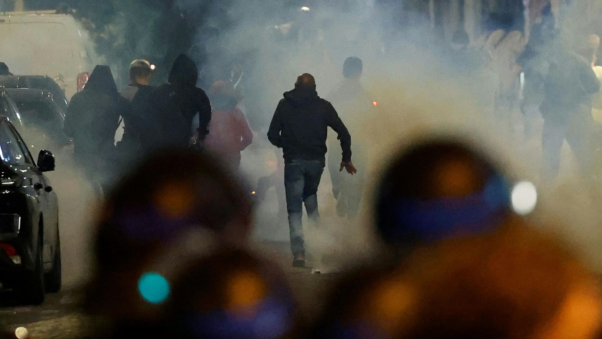 Участники протестов во Франции убегают от сотрудников полиции в Париже Участники протестов во Франции убегают от сотрудников полиции в Париже - РИА Новости, 1920, 15.07.2023