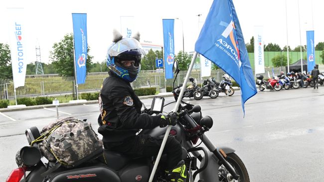 Участница перед началом мотопробега, организованного авиакомпанией Аэрофлот в честь 100-летия полетов в Нижний Новгород, в Москве