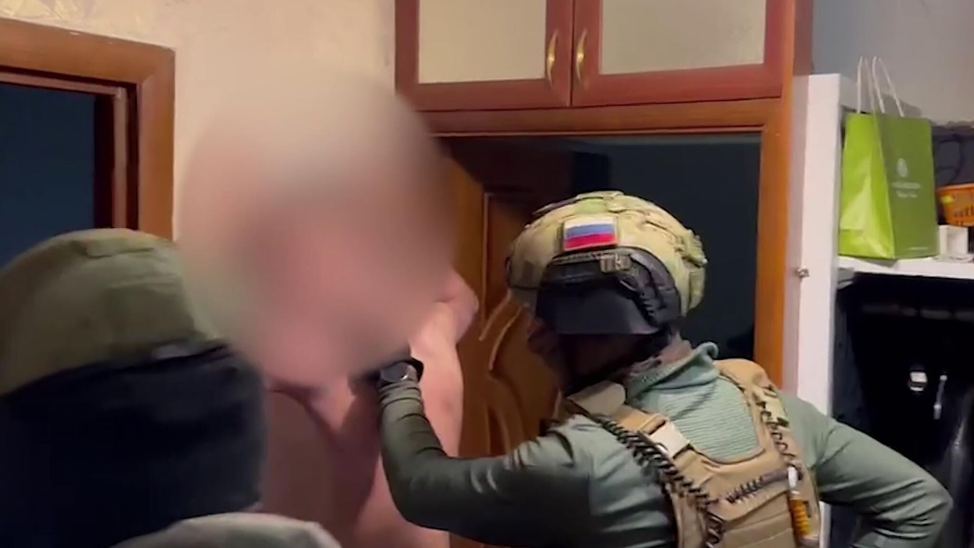 Сотрудники ФСБ РФ задерживают одного из членов неонацистской группировки Параграф-88. Стоп-кадр видео Сотрудники ФСБ РФ задерживают одного из членов неонацистской группировки Параграф-88. Стоп-кадр видео - РИА Новости, 1920, 15.07.2023