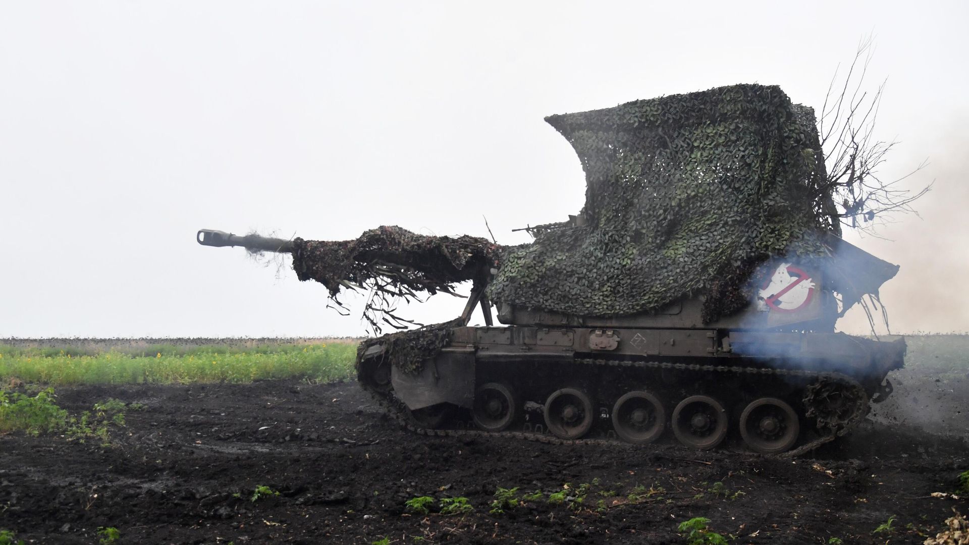 Самоходная гаубица Мста-С выполняет боевое задание в зоне проведения СВО Самоходная гаубица Мста-С выполняет боевое задание в зоне проведения СВО - РИА Новости, 1920, 13.08.2023