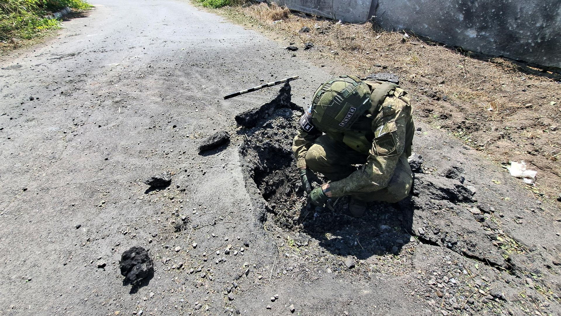Сотрудник Совместного центра контроля и координации вопросов, связанных с военными преступлениями Украины (СЦКК) на месте обстрела Сотрудник Совместного центра контроля и координации вопросов, связанных с военными преступлениями Украины (СЦКК) на месте обстрела - РИА Новости, 1920, 01.10.2023
