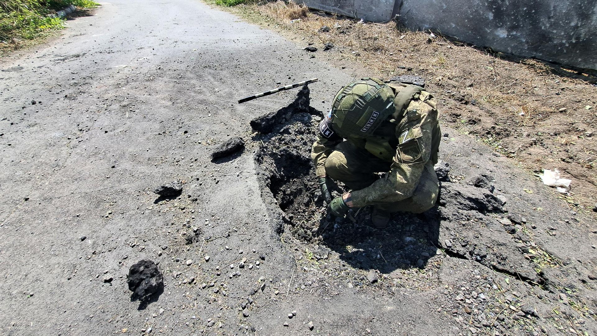 Сотрудник Совместного центра контроля и координации вопросов, связанных с военными преступлениями Украины (СЦКК) на месте обстрела Сотрудник Совместного центра контроля и координации вопросов, связанных с военными преступлениями Украины (СЦКК) на месте обстрела - РИА Новости, 1920, 20.09.2023