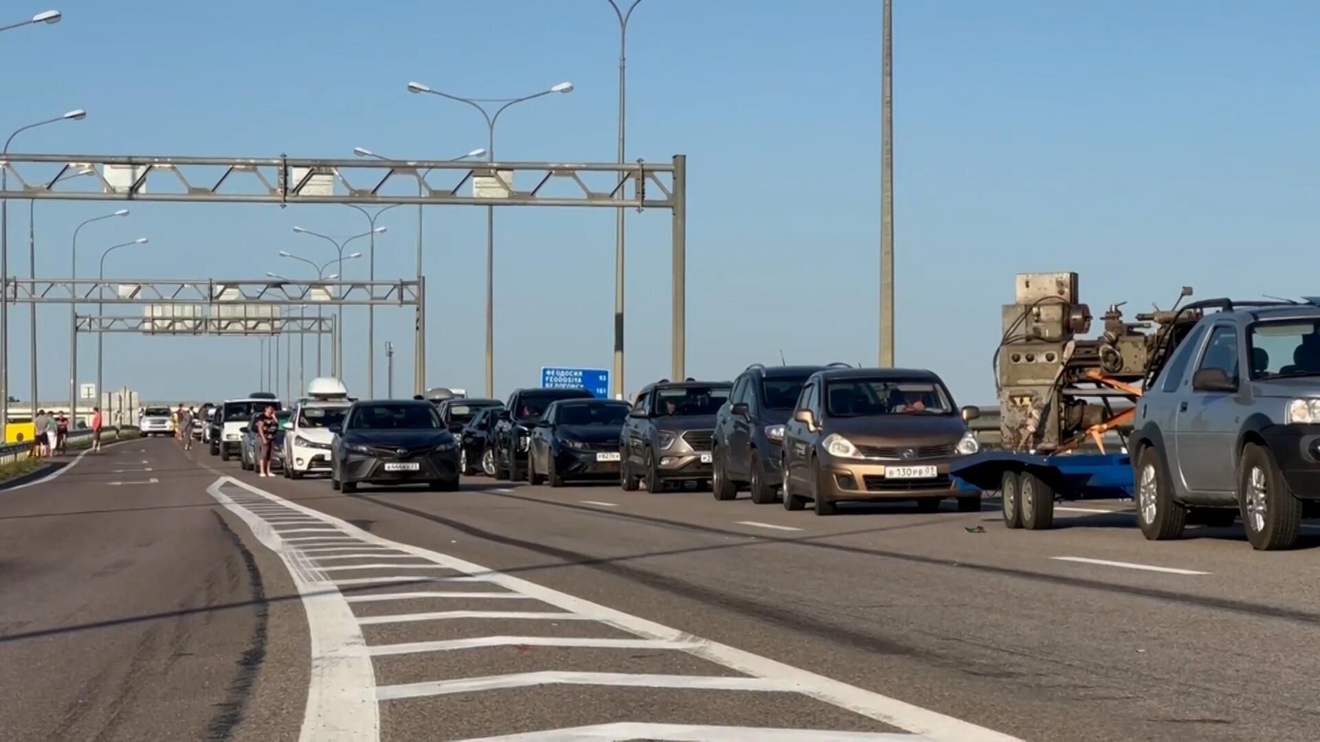 Остановлено автомобильное движение – Аксенов о ЧП на Крымском мосту Остановлено автомобильное движение – Аксенов о ЧП на Крымском мосту - РИА Новости, 1920, 17.07.2023