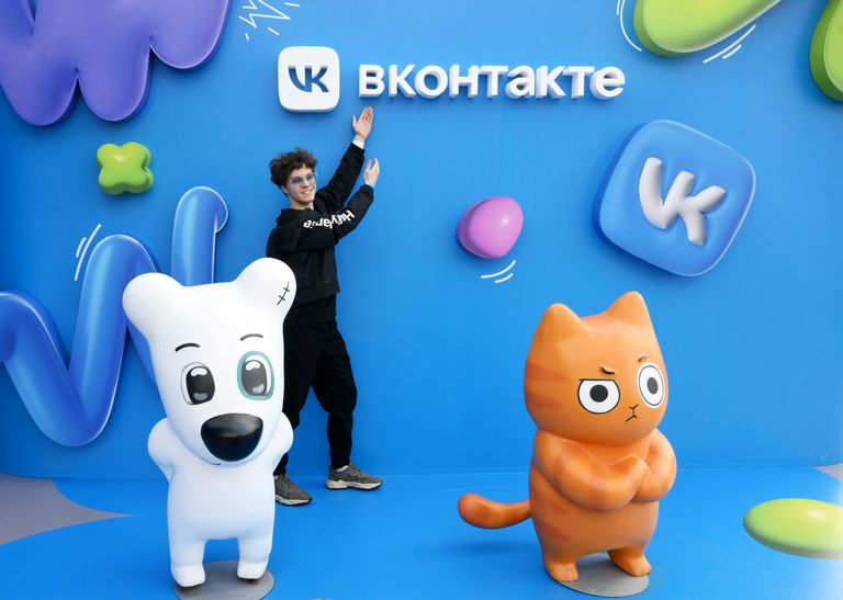 Молодой человек фотографируется на фоне арт-объекта на фестивале VK FEST 2023 в Центральном парке культуры и отдыха имени Горького в Москве Молодой человек фотографируется на фоне арт-объекта на фестивале VK FEST 2023 в Центральном парке культуры и отдыха имени Горького в Москве