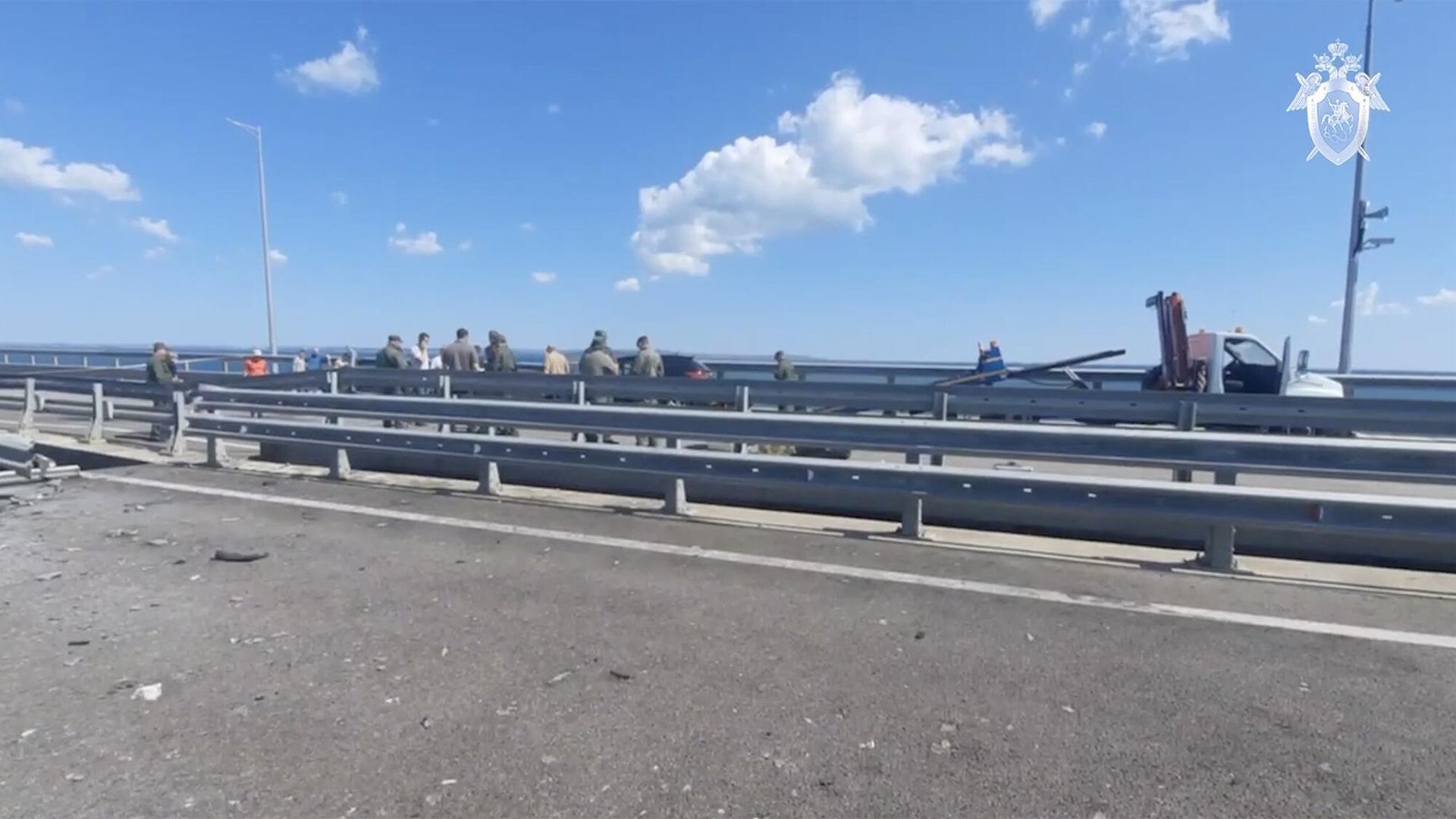 Следователи СК России на месте происшествия на Крымском мосту. Кадр видео Следователи СК России на месте происшествия на Крымском мосту. Кадр видео - РИА Новости, 1920, 17.07.2023