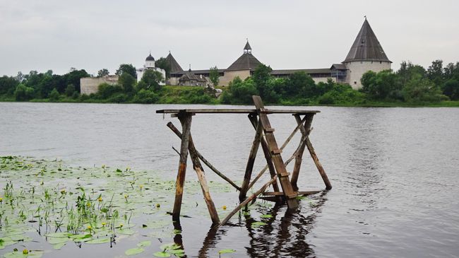 Староладожская крепость, вид с другого берега Волхова