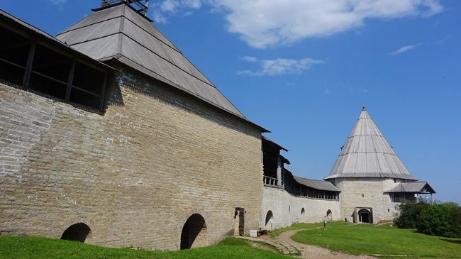 Староладожская крепость, Воротная и Стрелочная башни