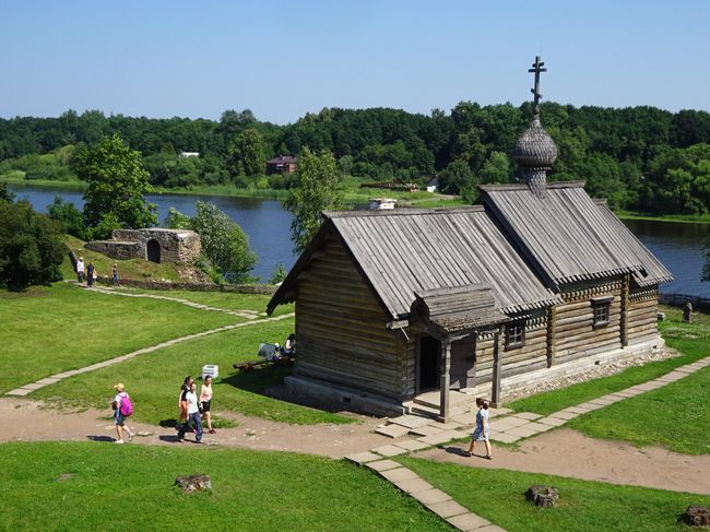Часовня Дмитрия Солунского и остатки крепостной стены