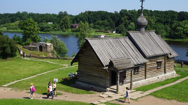 Часовня Дмитрия Солунского и остатки крепостной стены