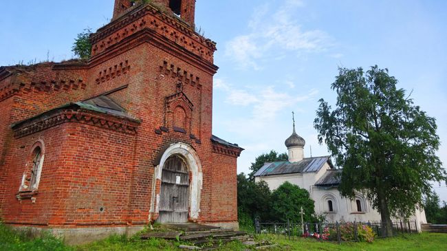 Чернавино. Церковь Спаса Преображения (1871 г.) и церковь Василия Кесарийского (1686 г.)