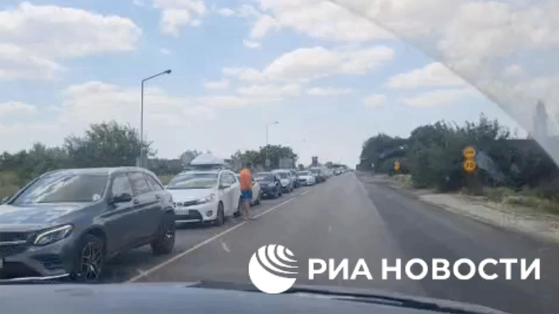 Пробка в Херсонской области, образовавшаяся на пути автомобилистов, выезжающих из Крыма. Кадр видео Пробка в Херсонской области, образовавшаяся на пути автомобилистов, выезжающих из Крыма. Кадр видео - РИА Новости, 1920, 17.07.2023