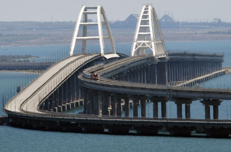 Пассажирский поезд на Крымском мосту Пассажирский поезд на Крымском мосту