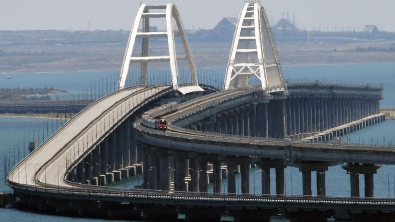 Пассажирский поезд на Крымском мосту Пассажирский поезд на Крымском мосту