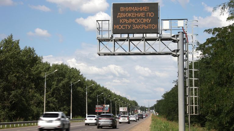Информационное табло на шоссе о закрытии движения по Крымскому мосту Информационное табло на шоссе о закрытии движения по Крымскому мосту