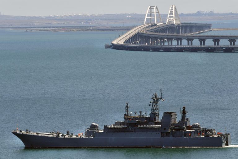 Большой десантный корабль ВМФ РФ у Крымского моста Большой десантный корабль ВМФ РФ у Крымского моста