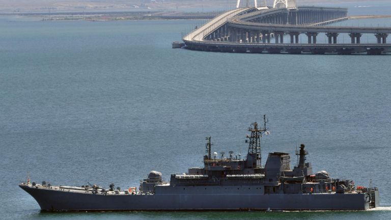 Большой десантный корабль ВМФ РФ у Крымского моста Большой десантный корабль ВМФ РФ у Крымского моста