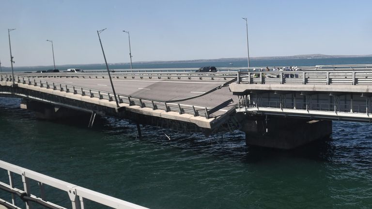 Поврежденная часть Крымского моста Поврежденная часть Крымского моста