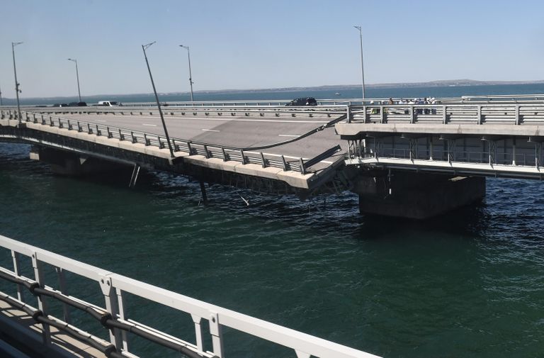 Поврежденная часть Крымского моста Поврежденная часть Крымского моста