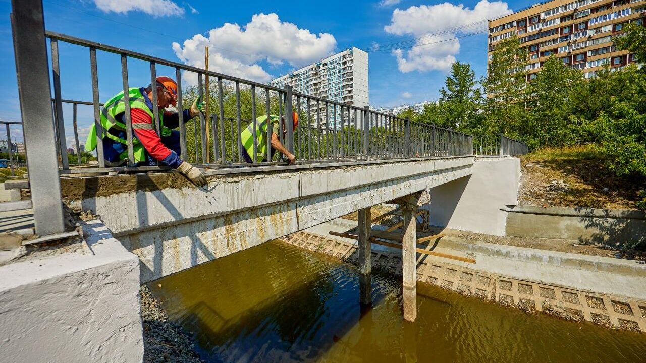 Ремонт пешеходных мостов через пруды-регуляторы в Москве Ремонт пешеходных мостов через пруды-регуляторы в Москве - РИА Новости, 1920, 18.07.2023