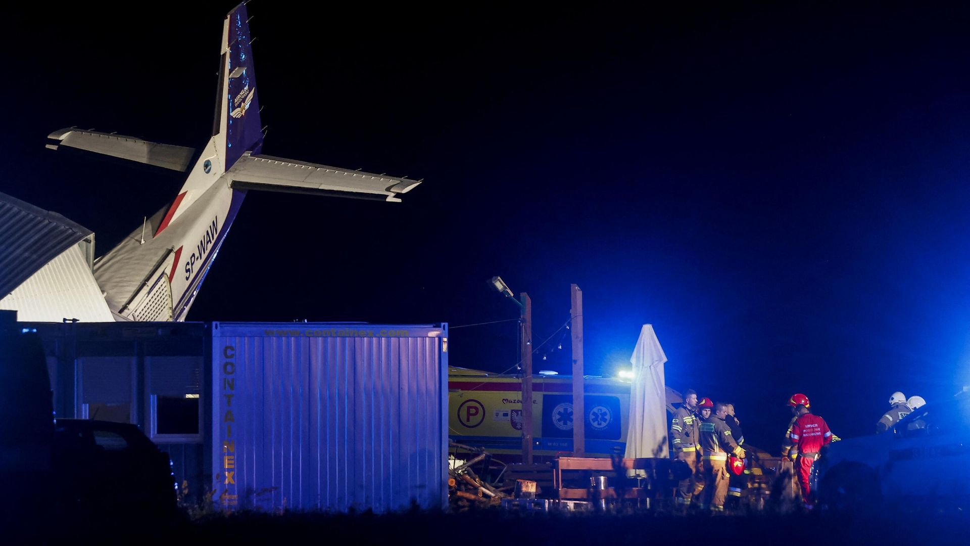 На месте падения самолета Cessna на ангар с людьми в поселке Хрцинно, Польша На месте падения самолета Cessna на ангар с людьми в поселке Хрцинно, Польша - РИА Новости, 1920, 17.07.2023