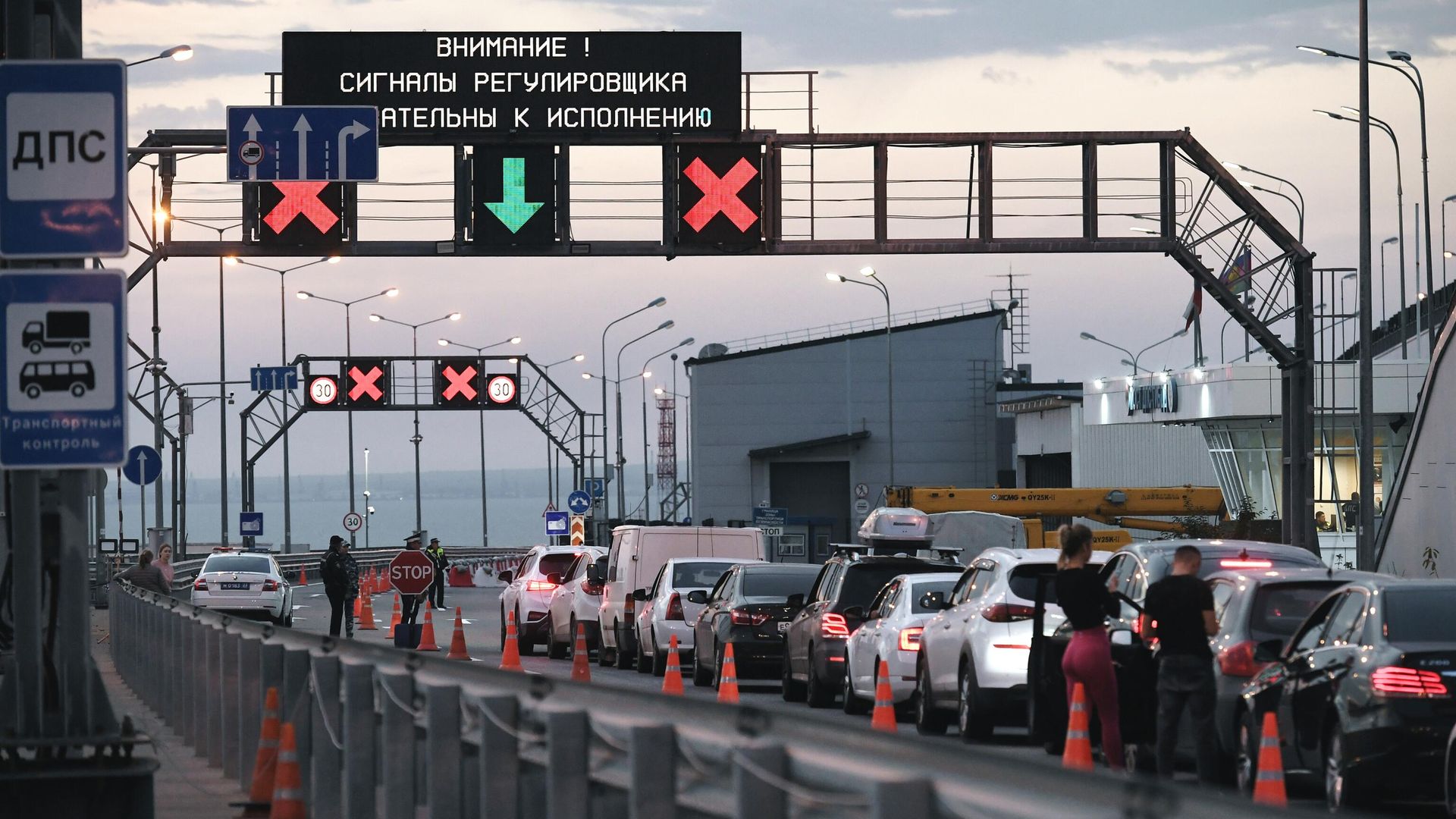 Очередь из автомобилей у Крымского моста Очередь из автомобилей у Крымского моста - РИА Новости, 1920, 30.06.2024