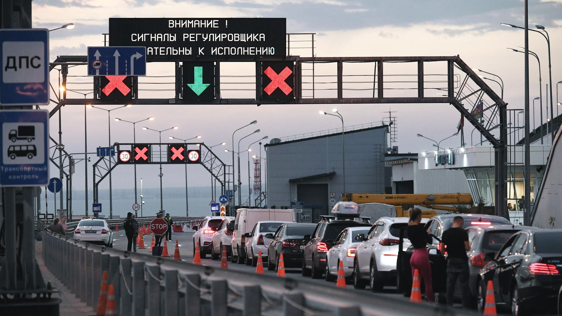 Очередь из автомобилей у Крымского моста Очередь из автомобилей у Крымского моста - РИА Новости, 1920, 08.09.2023