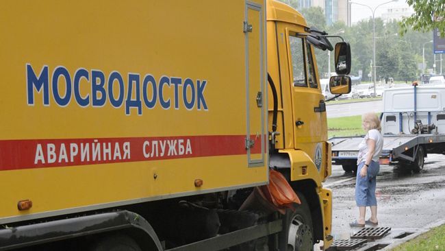 Машина Мосводостока на улице в Москве 