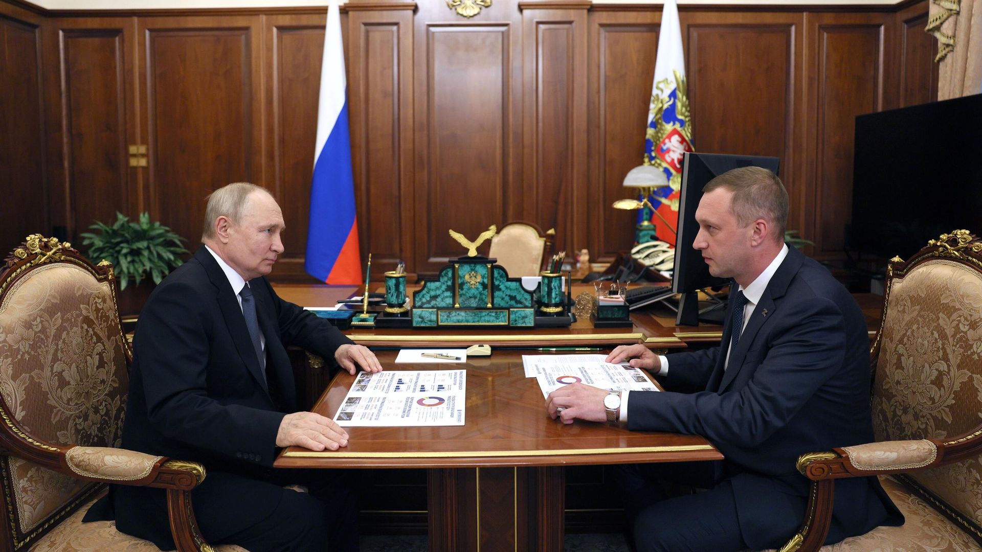 Президент РФ Владимир Путин и губернатор Саратовской области Роман Бусаргин во время встречи Президент РФ Владимир Путин и губернатор Саратовской области Роман Бусаргин во время встречи - РИА Новости, 1920, 28.08.2025