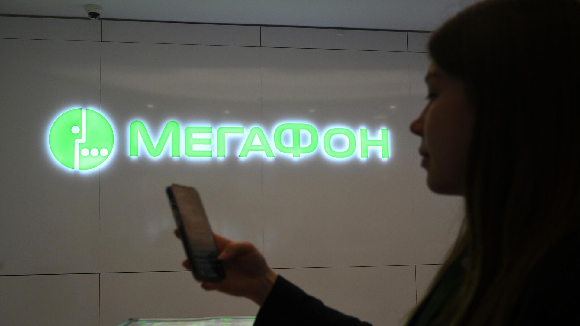 Девушка со смартфоном в офисе компании Мегафон Девушка со смартфоном в офисе компании Мегафон - РИА Новости, 1920, 28.02.2025