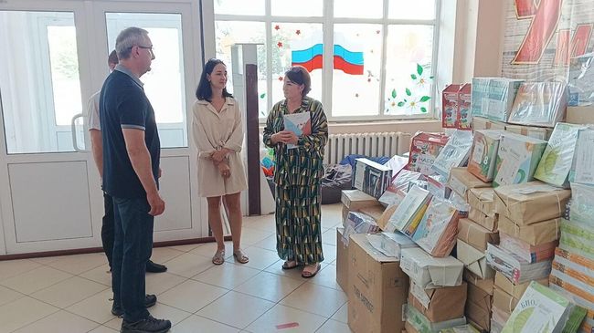 Губернатор Калужской области Владислав Шапша с педагогами Золотовской школы №16 в ЛНР Губернатор Калужской области Владислав Шапша с педагогами Золотовской школы №16 в ЛНР