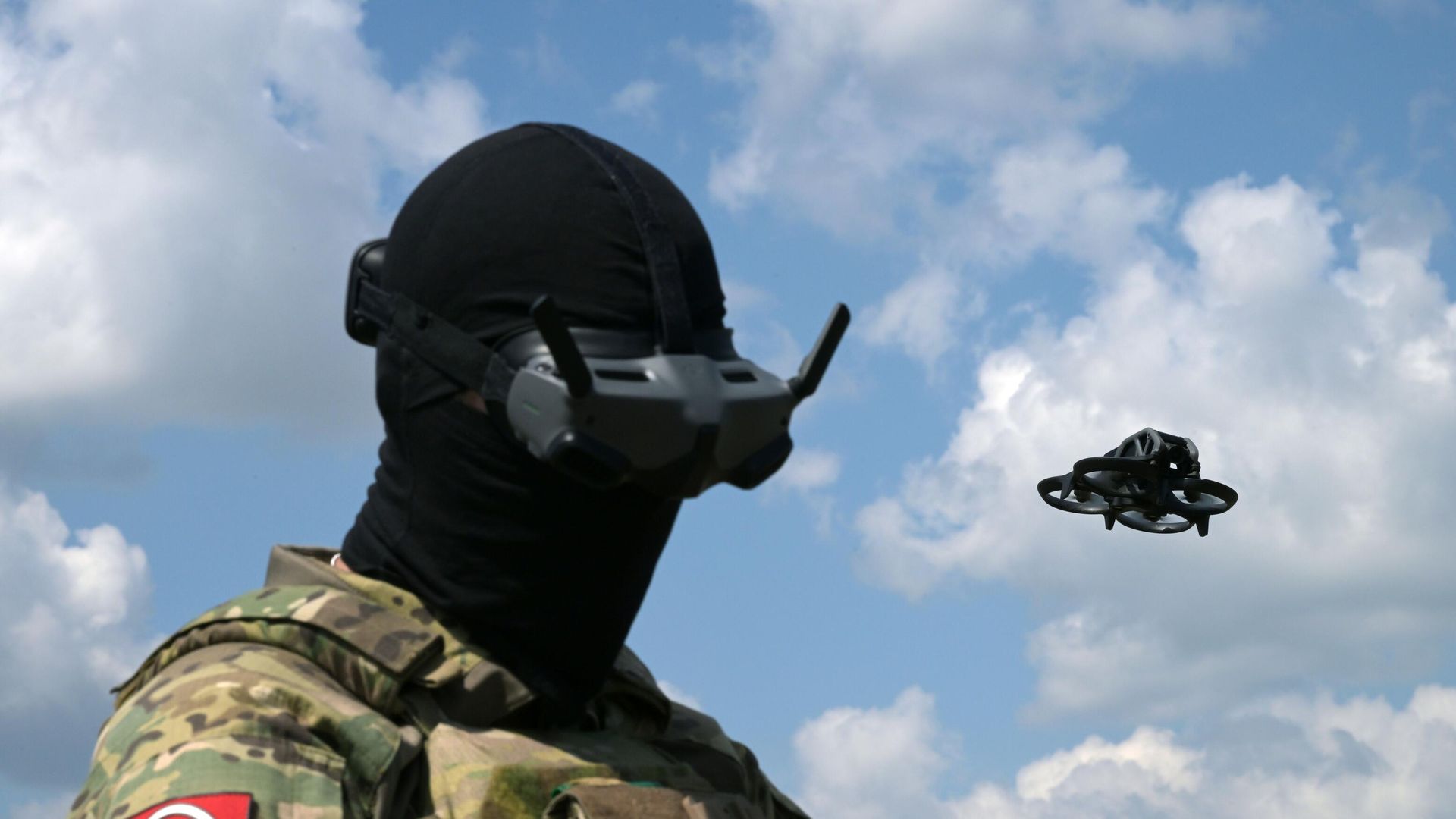 Военнослужащий управляет FPV-дроном Военнослужащий управляет FPV-дроном - РИА Новости, 1920, 21.09.2023