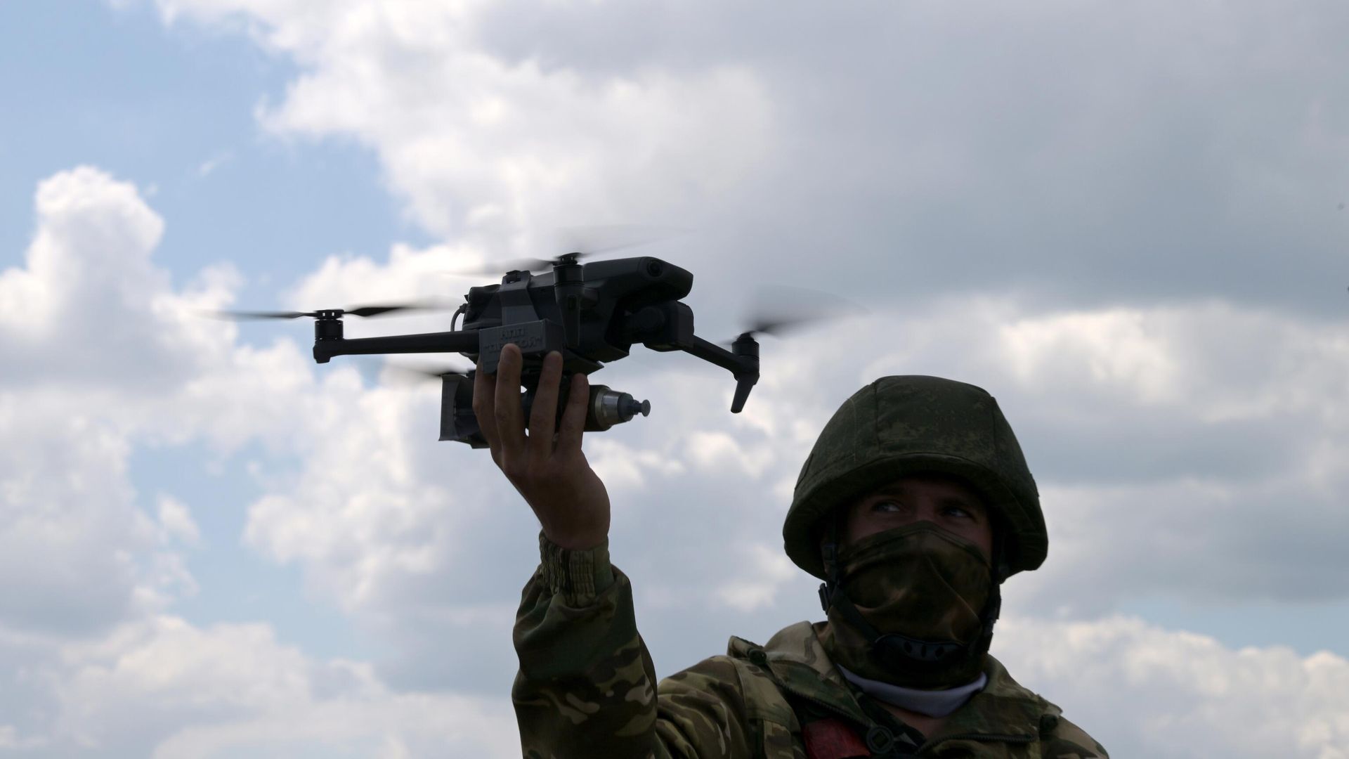 Военнослужащий Центрального Военно округа (ЦВО) с дроном с подвесом для сброса боеприпаса Военнослужащий Центрального Военно округа (ЦВО) с дроном с подвесом для сброса боеприпаса - РИА Новости, 1920, 19.08.2023