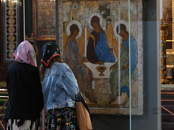 Сотрудники Всероссийского художественного научно-реставрационного центра имени академика И. Э. Грабаря готовят к транспортировке икону Святая Троица Андрея Рублева в храме Христа Спасителя в Москве Сотрудники Всероссийского художественного научно-реставрационного центра имени академика И. Э. Грабаря готовят к транспортировке икону Святая Троица Андрея Рублева в храме Христа Спасителя в Москве