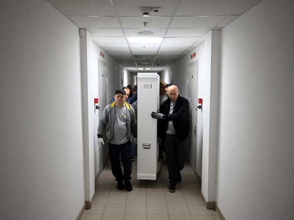 Прибытие иконы А. Рублева Троица в реставрационный центр им. Грабаря Прибытие иконы А. Рублева Троица в реставрационный центр им. Грабаря