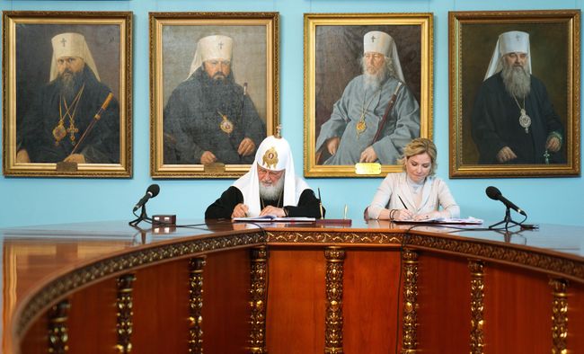 Подписание договора о передаче иконы Святой Троицы Андрея Рублева Свято-Троицкой Сергиевой лавре Подписание договора о передаче иконы Святой Троицы Андрея Рублева Свято-Троицкой Сергиевой лавре